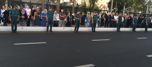 Ташкентцы плачут и кидают цветы под траурный кортеж президента страны - Sputnik Moldova