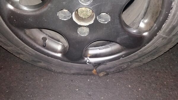 Пробитое колесо автомобиля - Sputnik Молдова