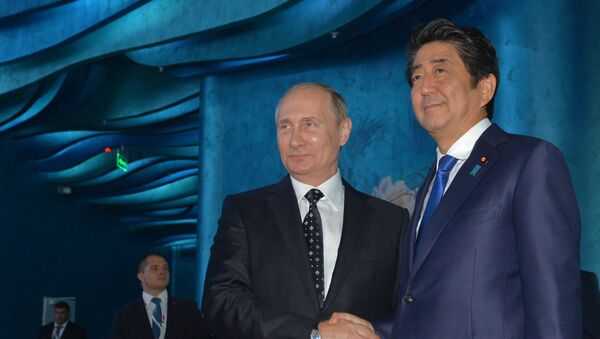 Der russische Präsident Wladimir Putin und der japanische Premier Shinzo Abe beim Östlichen Wirtschaftsforum in Wladiwostok    - Sputnik Молдова