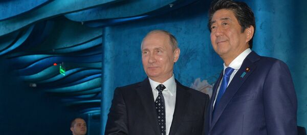 Der russische Präsident Wladimir Putin und der japanische Premier Shinzo Abe beim Östlichen Wirtschaftsforum in Wladiwostok - Sputnik Молдова