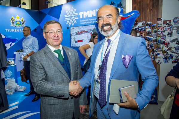 Губернатор Тюменской области Владимир Якушев получает поздравления от турецкой делегации, чей голос стал решающим - Sputnik Молдова