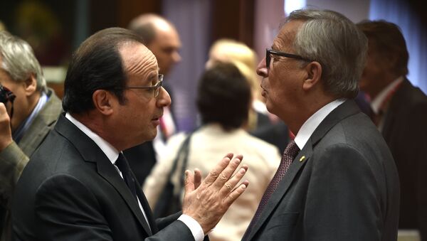 François Hollande (stânga) și Jean Claude Juncker (dreapta) - Sputnik Moldova-România