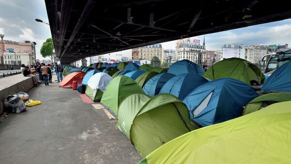 Hundreds of migrants, mostly from East Africa, live in this camp, some for a year, under the elevated railway near the Porte de la Chapelle in Paris on 26 May, 2015 - Sputnik Молдова