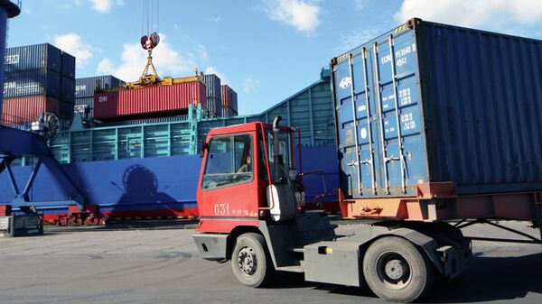 Погрузочно-разгрузочные работы в контейнерном терминале морского торгового порта - Sputnik Moldova-România