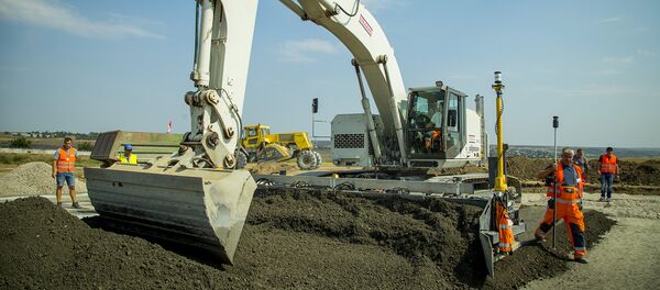 В Кишиневском аэропорту полным ходом идут работы по реконструкции взлетно-посадочной полосы - Sputnik Молдова