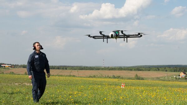 Участник демонстрационных полетов запускает один из беспилотных летательных аппаратов. - Sputnik Moldova-România