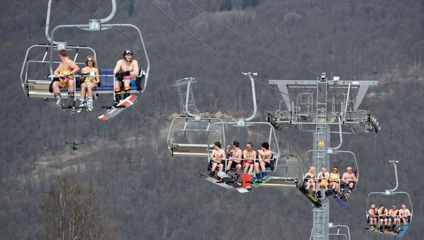 Participants of bikini downhill skiing at the BoogelWoogel festival on the slope of the Roza Khutor alpine resort in Sochi National Park. The event aims to set a Guinness world record - Sputnik Moldova-România