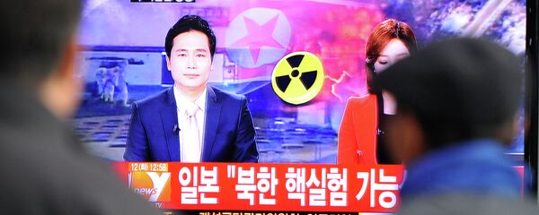 South Korean passengers watch TV news reporting North Korea's apparent nuclear test - Sputnik Молдова