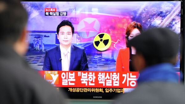 South Korean passengers watch TV news reporting North Korea's apparent nuclear test - Sputnik Moldova-România
