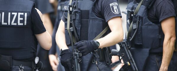 Special police stand outside the university clinic in Steglitz, a southwestern district of Berlin, July 26, 2016 after a doctor had been shot at and the gunman had killed himself - Sputnik Молдова