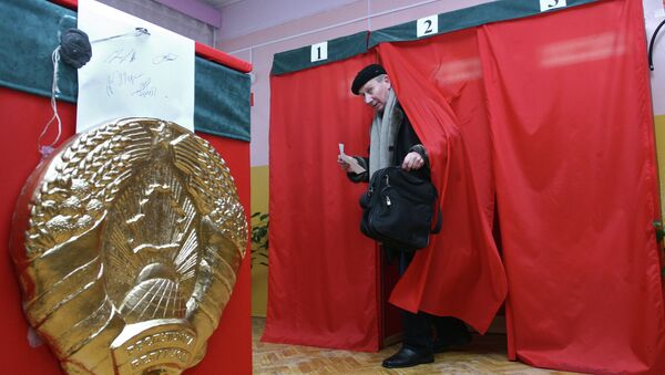 Голосование на одном из избирательных участков Минска - Sputnik Moldova-România