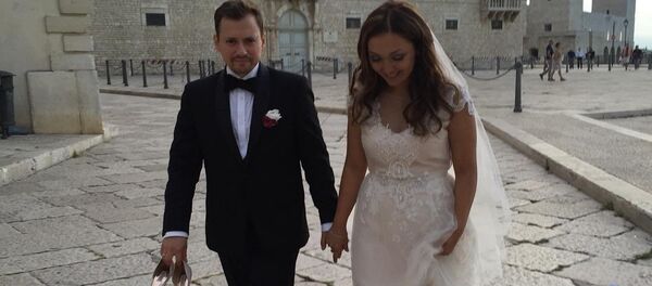 Актер Андрей Гайдулян с его избранницей Дианой Очиловой - Sputnik Молдова