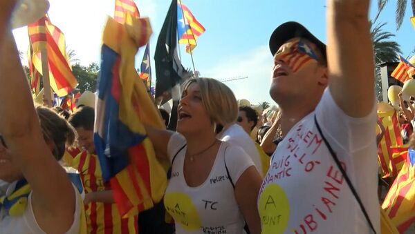 Тысячи барселонцев пели и танцевали на акции за независимость Каталонии - Sputnik Молдова