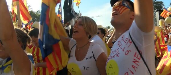 Тысячи барселонцев пели и танцевали на акции за независимость Каталонии - Sputnik Молдова