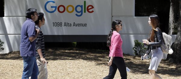 Улица перед знаком Google в штаб-квартире компании - Sputnik Молдова