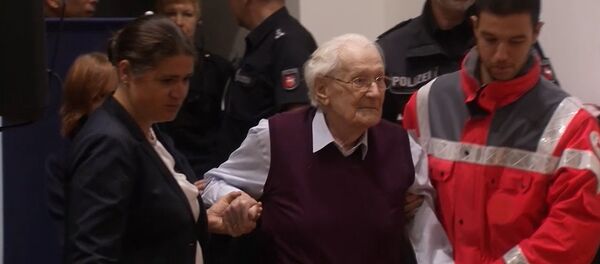 Бухгалтер Аушвица Гренинг с трудом вошел в здание суда перед приговором - Sputnik Молдова