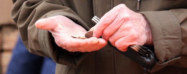 Пенсионер, монеты - Sputnik Молдова