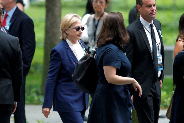Clinton paraseste ceremonia din New York Clinton paraseste ceremonia din New York - Sputnik Moldova