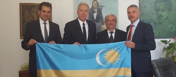 În imagine apare ambasadorul SUA în România, Hans G. Klemm, care pozează cu drapelul secuiesc - Sputnik Moldova-România