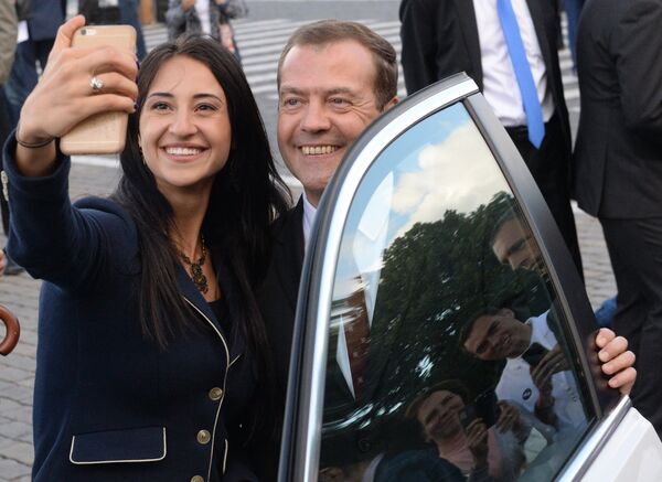 Церемония вручения премьер-министром РФ Д. Медведевым автомобилей российским спортсменам - победителям и призерам Игр XXXI Олимпиады в Рио-де-Жанейро - Sputnik Молдова