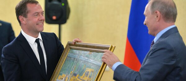 Президент РФ Владимир Путин (справа) дарит председателю правительства РФ Дмитрию Медведеву на его день рождения картину В цеху. - Sputnik Молдова
