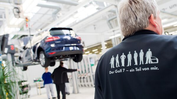Employees of German car maker Volkswagen (VW) work on an electric car e-Golf at an assembly line at VW plant in Wolfsburg, central Germany, on October 21, 2015. - Sputnik Молдова