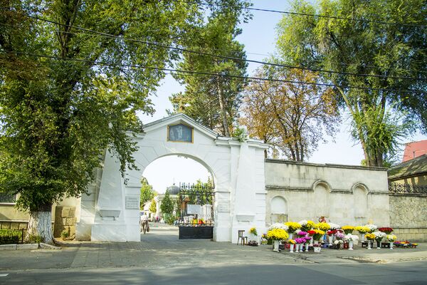 Вход на Армянское кладбище в Кишиневе - Sputnik Молдова