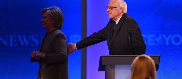 US Democratic presidential hopefuls Hillary Clinton and Bernie Sanders leave the stage during a break in the Democratic Presidential Debate hosted by ABC News at Saint Anselm College in Manchester, New Hampshire, on December 19, 2015 - Sputnik Moldova-România