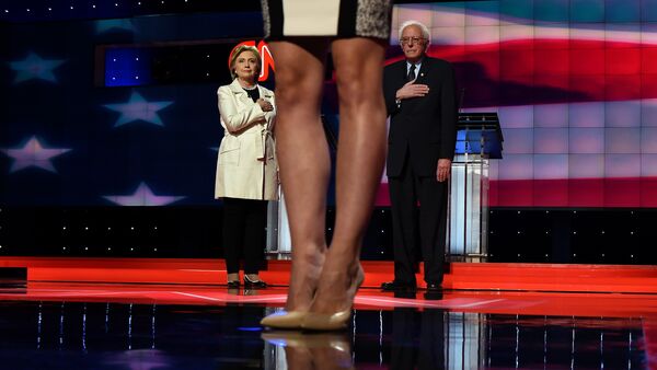 US Democratic presidential candidates Hillary Clinton (L) and Bernie Sanders reacts during the national anthem before the CNN Democratic Presidential Debate at the Brooklyn Navy Yard on April 14, 2016, in New York - Sputnik Moldova