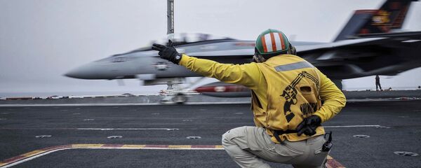 Американский самолет-истребитель готовится к боевому вылету - Sputnik Moldova-România