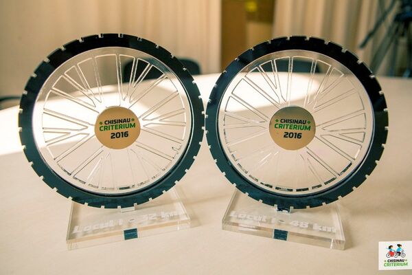 Кубки для лучших спортсменов велогонки Chisinau Criterium - Sputnik Молдова