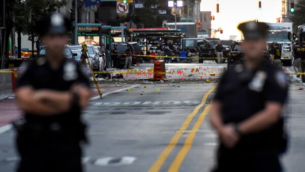 New York City Police Department (NYPD) officers stand near the site of an explosion in the Chelsea neighborhood of Manhattan, New York, U.S - Sputnik Молдова