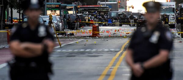 New York City Police Department (NYPD) officers stand near the site of an explosion in the Chelsea neighborhood of Manhattan, New York, U.S - Sputnik Молдова
