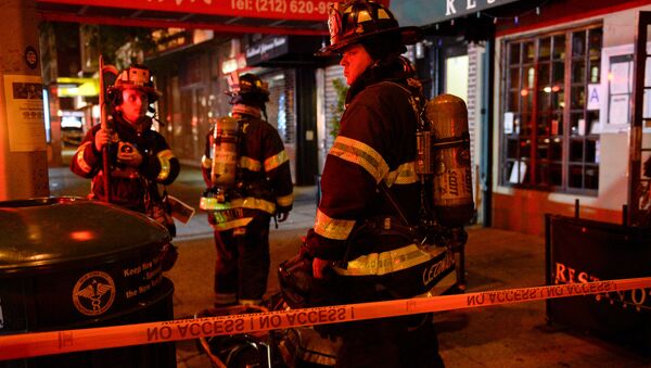 Пожарники стоят недалеко от места взрыва в районе Челси на Манхэттене, Нью-Йорк - Sputnik Moldova