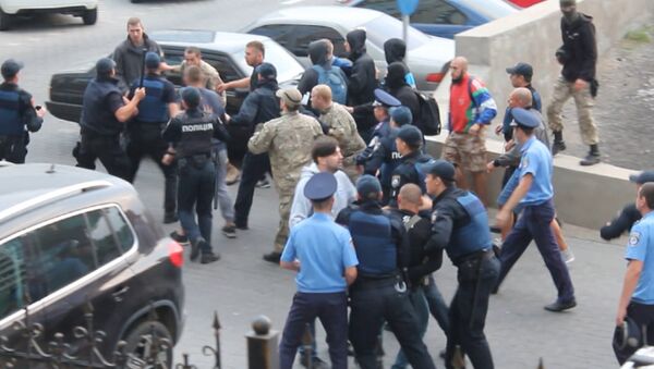 Украинские националисты подрались с полицейскими у генконсульства в Одессе - Sputnik Молдова