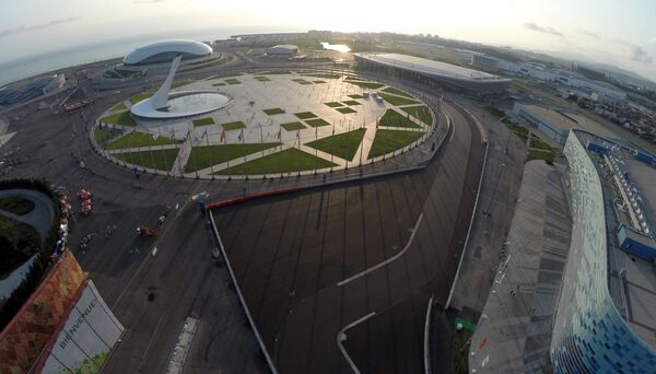 Вид на Олимпийский парк и Автодром Сочи в Имеретинской долине Вид на Олимпийский парк и Автодром Сочи в Имеретинской долине - Sputnik Молдова