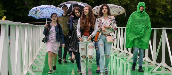 Девушки в рваных джинсах - Sputnik Молдова