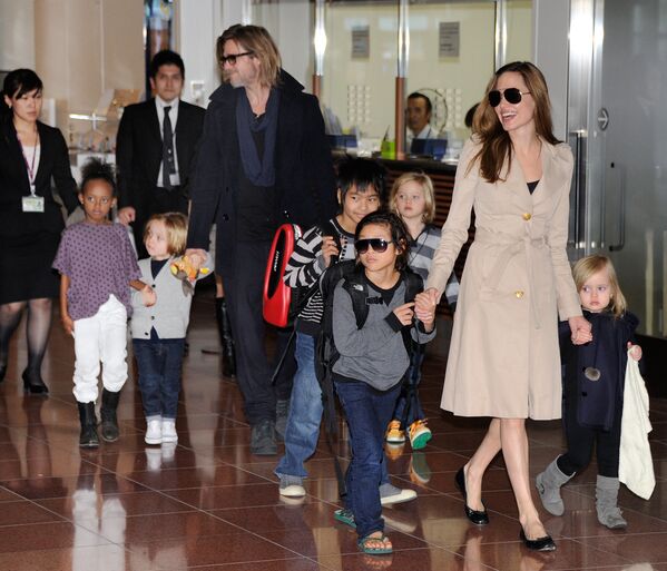 Familia Jolie-Pitt în aeroportul din Tokyo, noiembrie 2008. - Sputnik Moldova