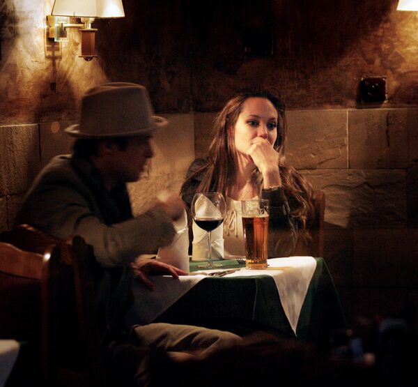 Angelina Jolie și Brad Pitt, 2 mai 2007,într-un restaurant din Praga. Cuplul a petrecut împreună cu copiii cinci săptămâni la Praga, unde Jolie s-a produs în filmul „Deosebit de periculos”. - Sputnik Moldova