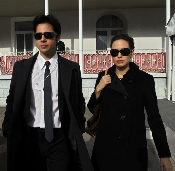 Starurile hollywoodiene Brad Pitt și Angelina Jolie lângă hotelul din Davos, 26 ianuarie 2006, unde  Ambasadorul Bunăvoinţei Angelina Jolie participă la Forumul Economic Internațional. - Sputnik Moldova