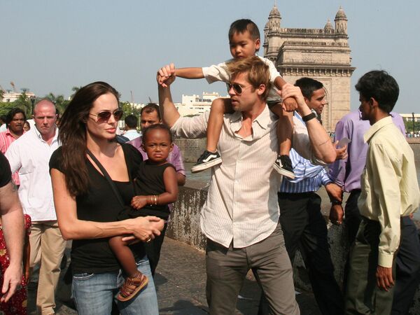 Angelina Jolie cu fiica adoptivă Zahara și Brad Pitt cu fiul adoptiv Madox în Mumbai, India, 12 noiembrie 2006. - Sputnik Moldova