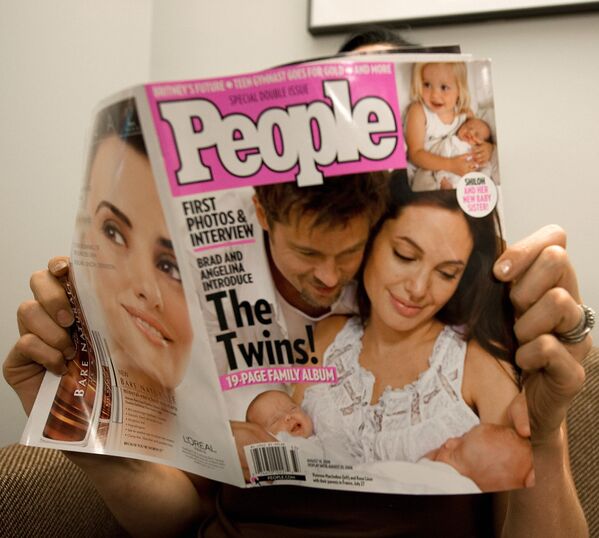 Coperta revistei „People” cu sesiunea foto a lui Jolie, Pitt și gemenii lor nou-născuți Knox Leon și Vivienne Marcheline, august 2008.Fotografiile celor mai glamuroși gemeni au apărut deja la trei săptămâni după naștere și i-au costat pe editori milioane de dolari. - Sputnik Moldova