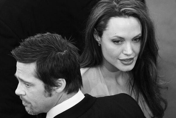 Brad Pitt și Angelina Jolie la premiera filmului „Inglourious Basterds” al regizorului Quentin Tarantino, la cea de-a 62-a ediție a Festivalului cinematografic de la Cannes, 20 mai 2009. - Sputnik Moldova