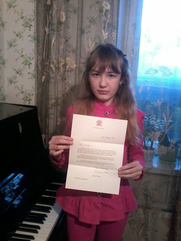 Kseniya Dudchenko received a reply from the Queen of Great Britain Elizabeth II. Kseniya Dudchenko received a reply from the Queen of Great Britain Elizabeth II. - Sputnik Moldova-România