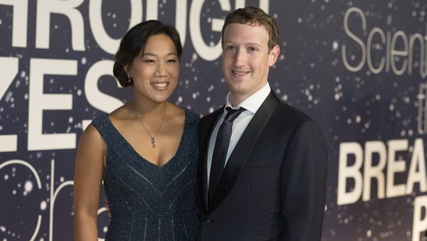 Priscilla Chan and Mark Zuckerberg arrive at the 2nd Annual Breakthrough Prize Award Ceremony at the NASA Ames Research Center in Mountain View, Calif. - Sputnik Moldova-România