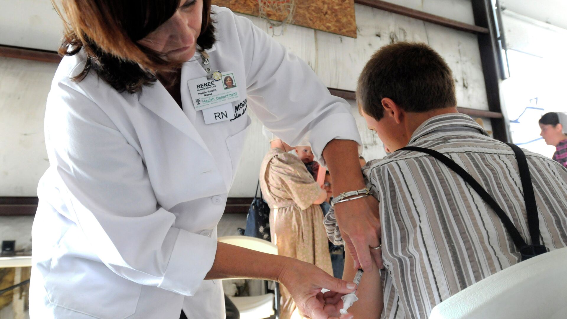 A health worker administers a measles vaccine in rural Ohio in 2014, where a measles outbreak of over 300 cases was the largest in the U.S. since 1994. - Sputnik Moldova-România, 1920, 28.06.2022