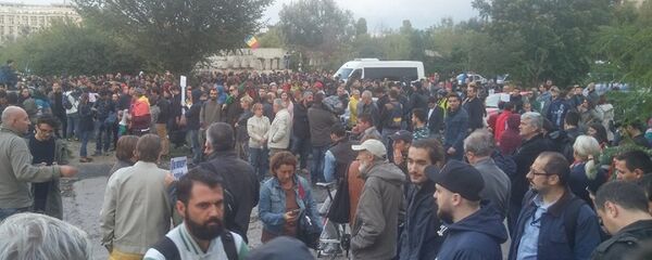 Proteste la București în fața Parlamentului în legătură cu refuzul senatorilor români de a-i ridica imunitatea senatorului Gabriel Oprea - Sputnik Moldova-România