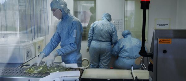 Участок вторичной упаковки и визуального контроля инфузионного раствора антибиотика - Sputnik Молдова