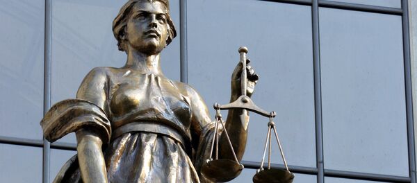 Скульптура у здания Верховного суда РФ Скульптура у здания Верховного суда РФ - Sputnik Молдова