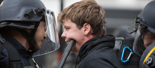 Сотрудники полиции задерживают одного из участников акции противников реформы трудового законодательства в Париже. - Sputnik Молдова